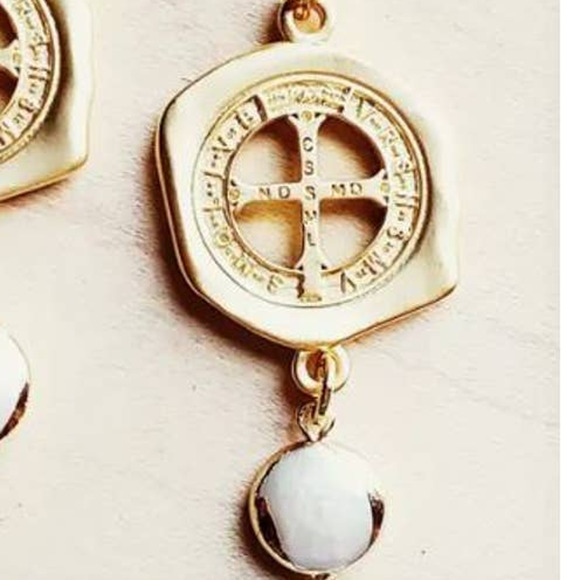 Matte Gold Medallion Earrings with Freshwater Pearl Dangle - Picture 2 of 2